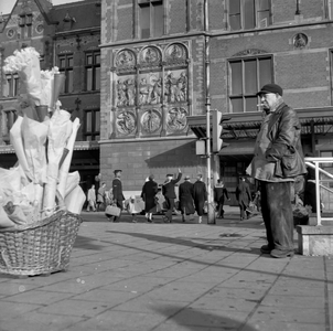150052 Gezicht op een gedeelte van de voorgevel van het N.S.-station Amsterdam C.S. te Amsterdam met op de voorgrond ...